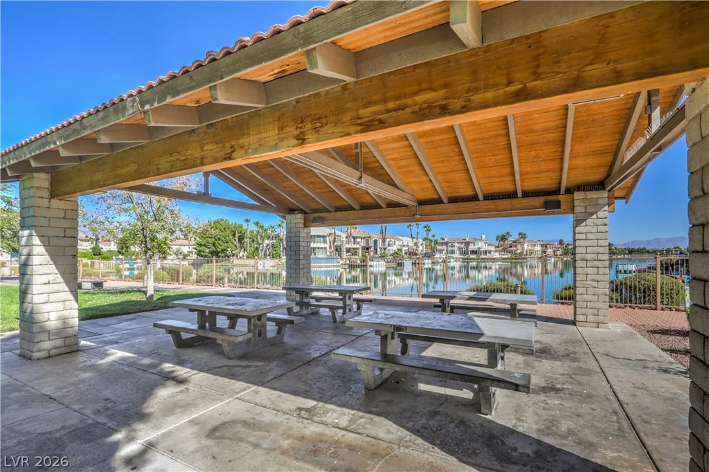 9824 Russett Wood, Las Vegas, NV 89117