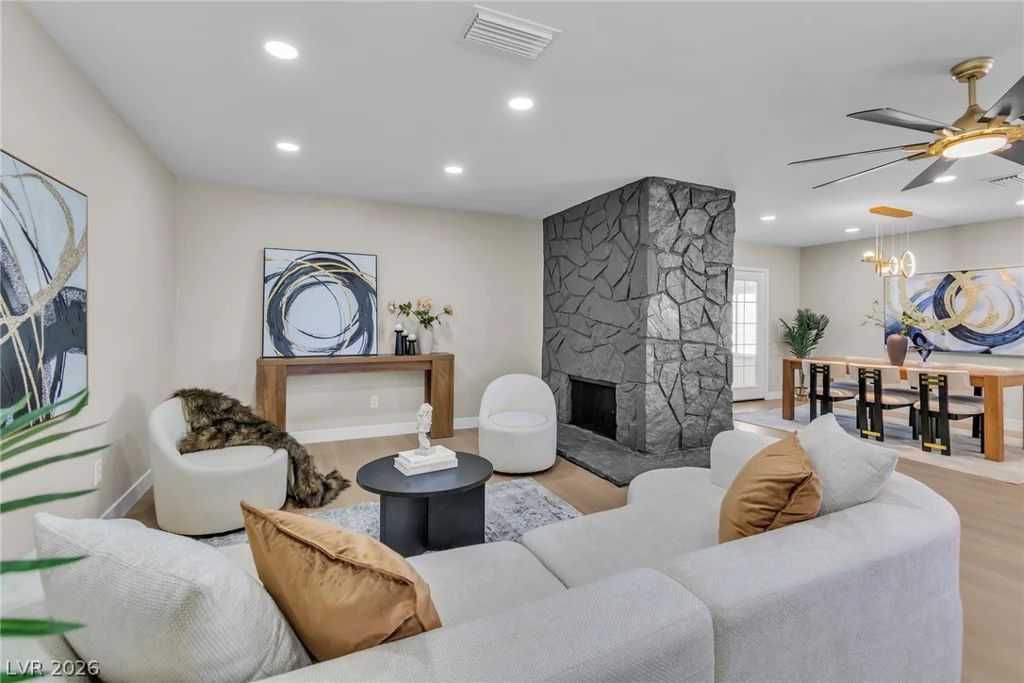 324 Lakehurst, Las Vegas, NV 89145
