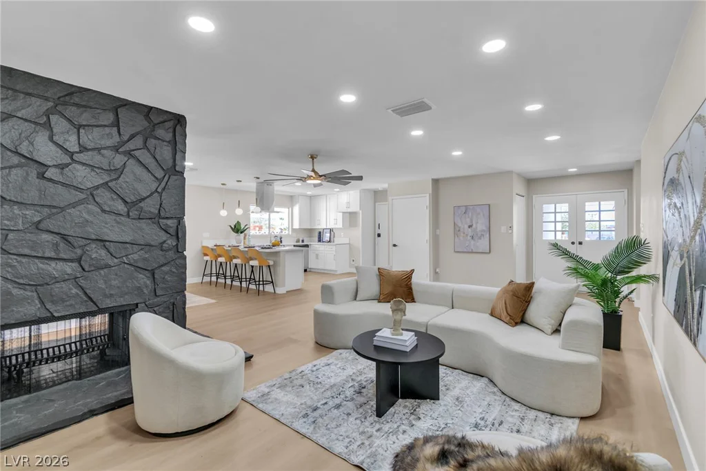 324 Lakehurst, Las Vegas, NV 89145