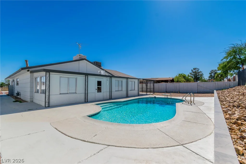 324 Lakehurst, Las Vegas, NV 89145