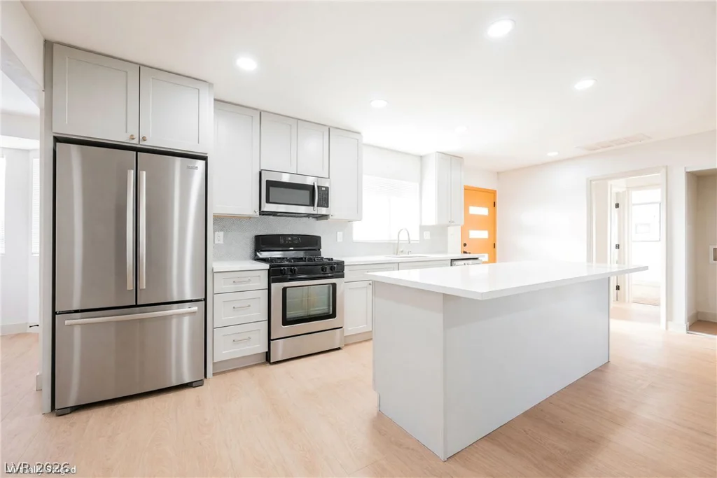 1004 Baker, Las Vegas, NV 89108