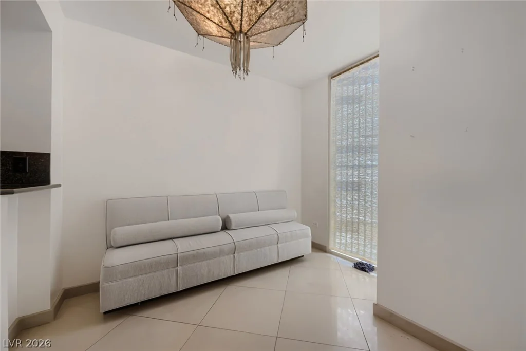 2877 Paradise, Las Vegas, NV 89109