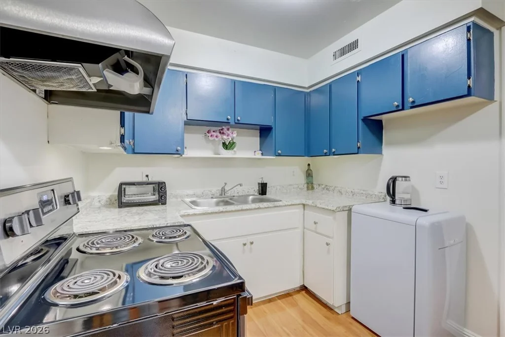 555 Royal Crest, Las Vegas, NV 89169