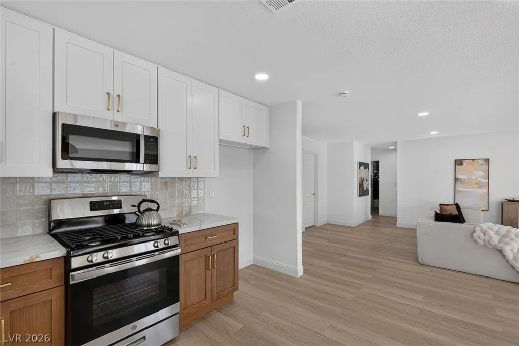 3939 Meadowglen, Las Vegas, NV 89121