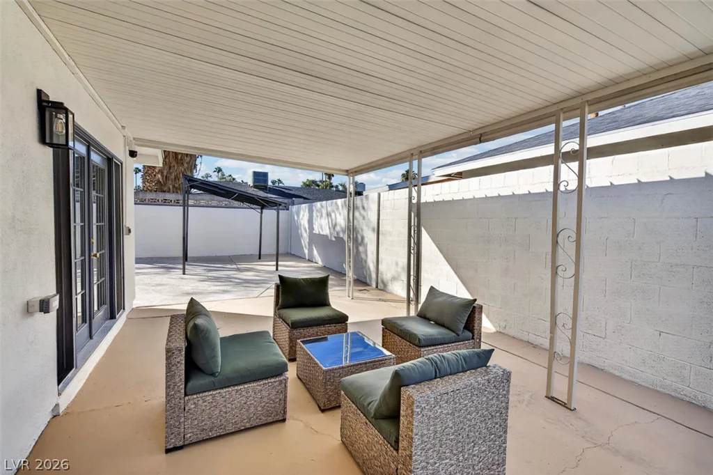 3939 Meadowglen, Las Vegas, NV 89121