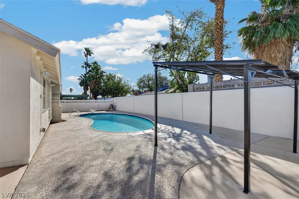 3939 Meadowglen, Las Vegas, NV 89121