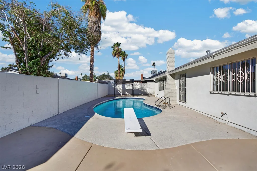 3939 Meadowglen, Las Vegas, NV 89121