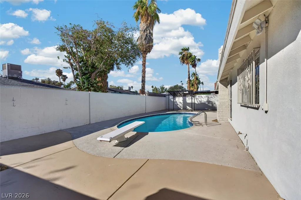 3939 Meadowglen, Las Vegas, NV 89121