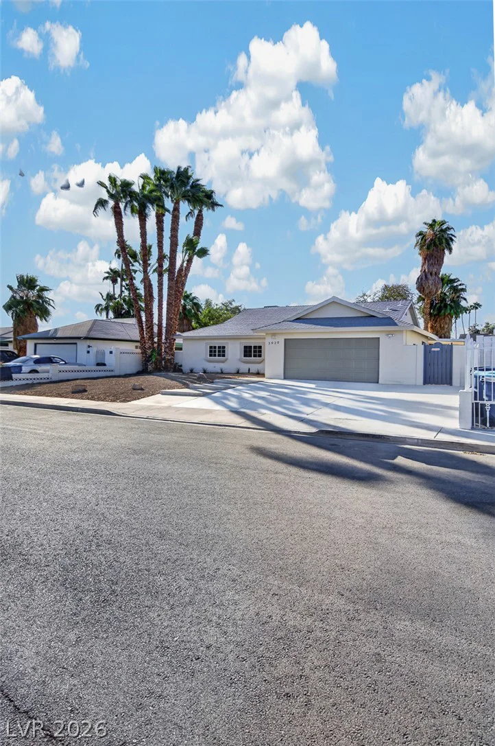 3939 Meadowglen, Las Vegas, NV 89121