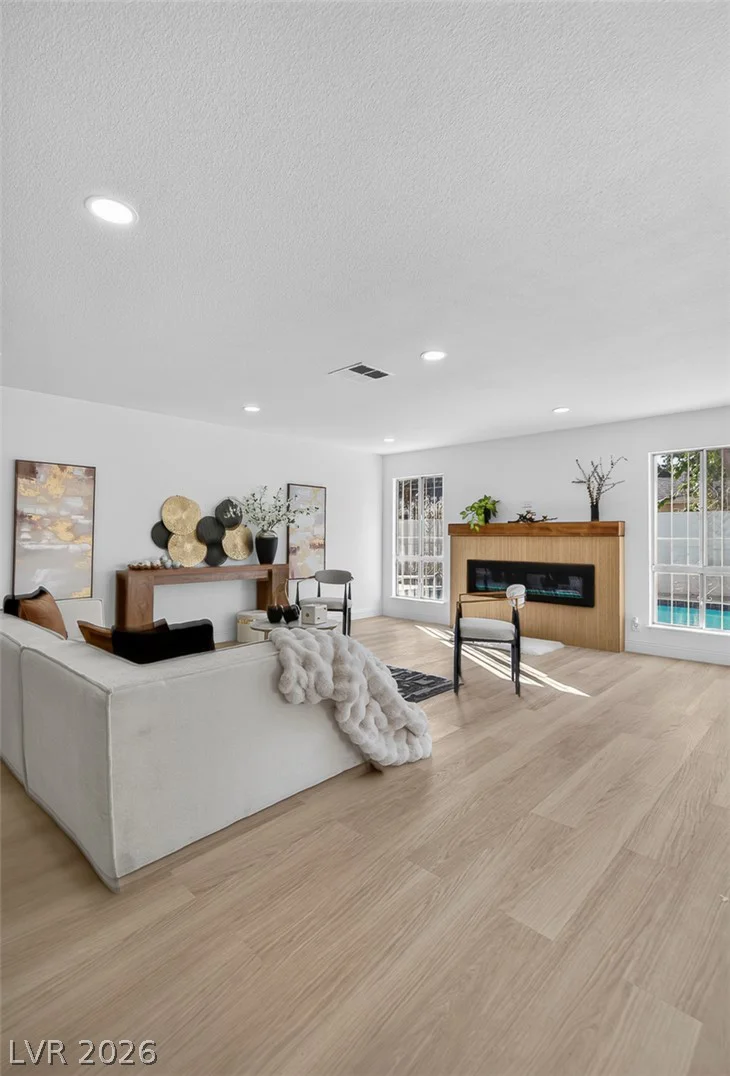 3939 Meadowglen, Las Vegas, NV 89121