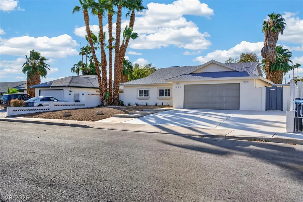 3939 Meadowglen, Las Vegas, NV 89121