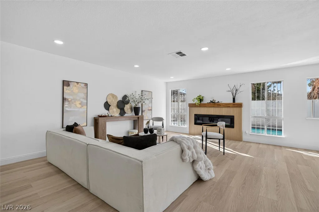 3939 Meadowglen, Las Vegas, NV 89121