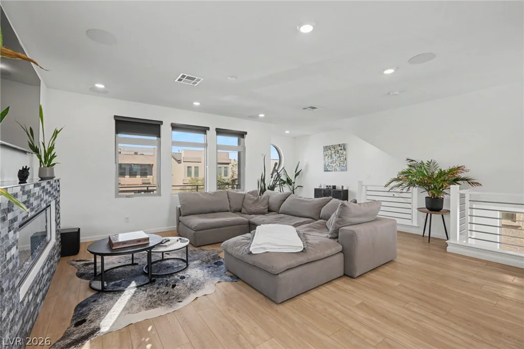 7761 Misty Oaks, Las Vegas, NV 89113
