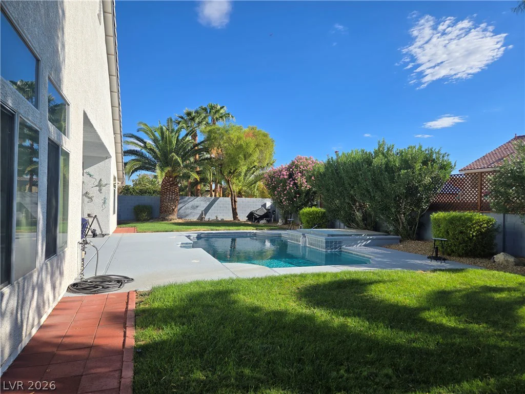 5562 Oakview Falls, Las Vegas, NV 89148