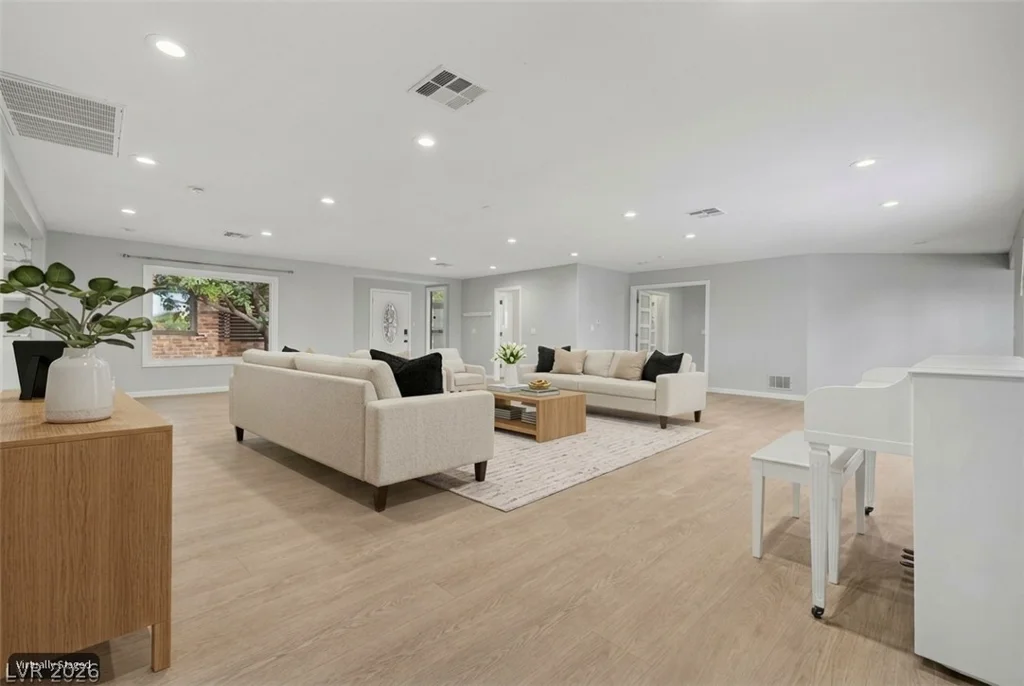 1572 Santa Anita, Las Vegas, NV 89119